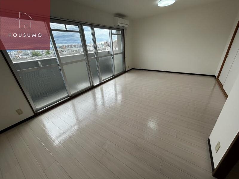 物件内観写真4　(ゆったりとした居間です)