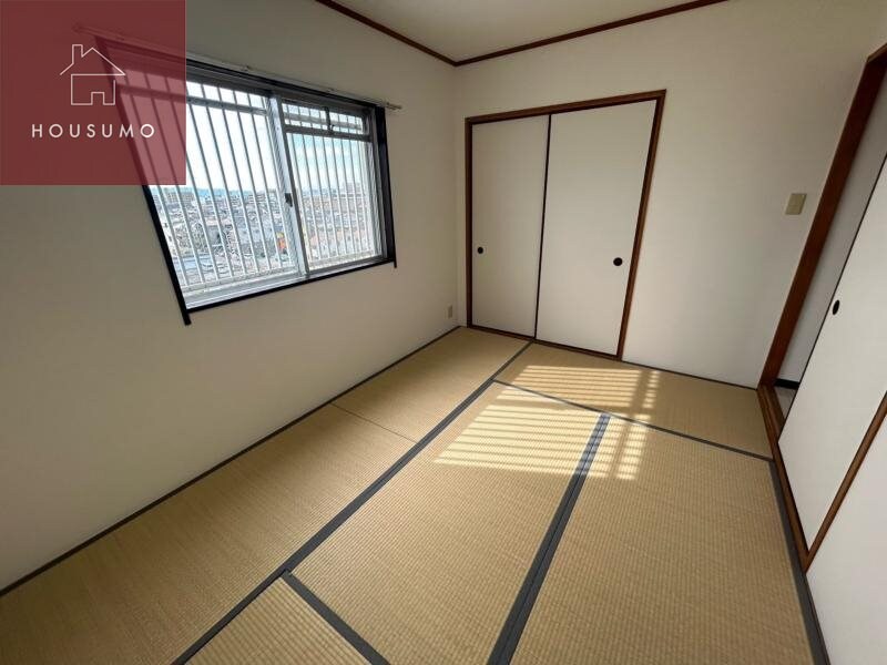 物件内観写真7　(落ち着いた色調の寝室です)