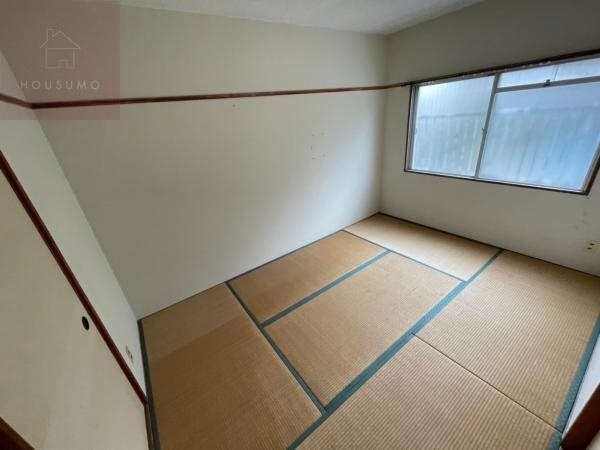 物件内観写真6　(落ち着いた色調の寝室です)