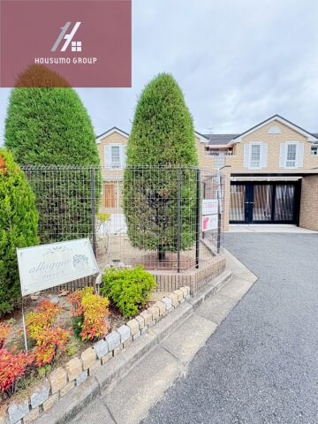 物件外観写真3　(清潔なエントランスです)