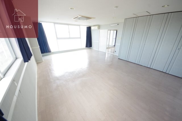 物件内観写真26　(落ち着いた色調の寝室です)