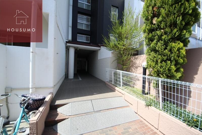 物件外観写真3　(落ち着いたエントランスです)