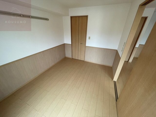 物件内観写真6　(落ち着いた色調の寝室です)