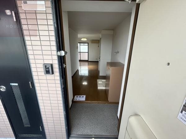 物件内観写真9　(ゆったりとした玄関です)