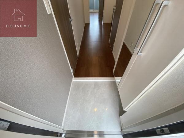 物件内観写真9　(ゆったりとした玄関です)