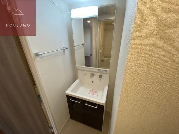 物件内観写真16　(朝の身支度には欠かせない独立洗面化粧台)