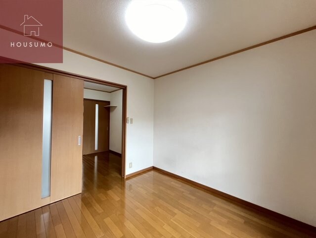 物件内観写真7　(広々とした洋室です)