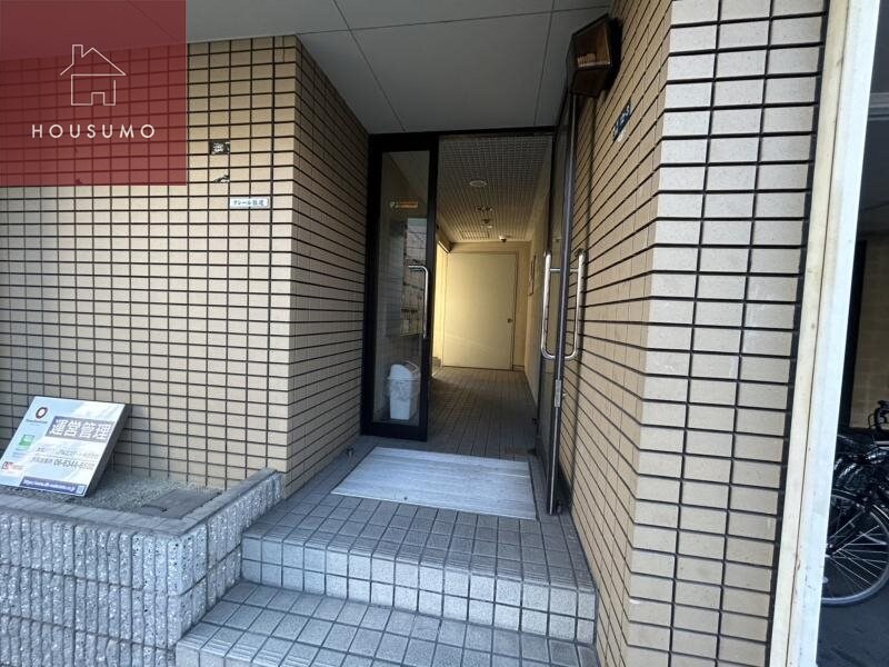 物件外観写真3　(清潔なエントランスです)