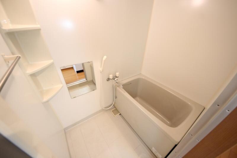 物件内観写真7　(独立洗面台、小物を置くことができて便利です)