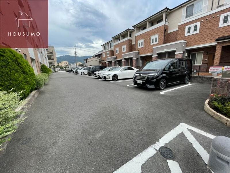 物件外観写真4　(車をお持ちの方に嬉しい駐車場付きの物件です)