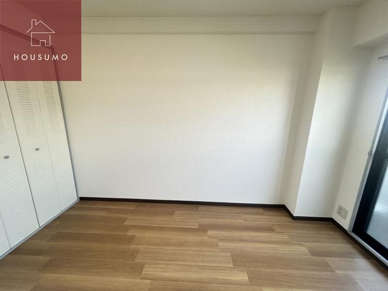 物件内観写真8　(広くて明るい寝室)