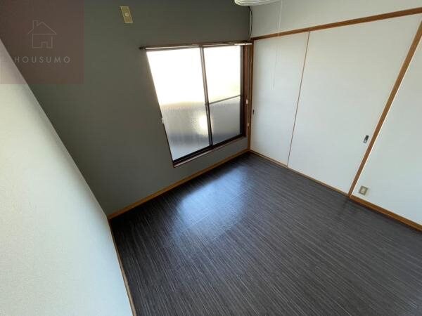 物件内観写真7　(落ち着いた色調の寝室です)