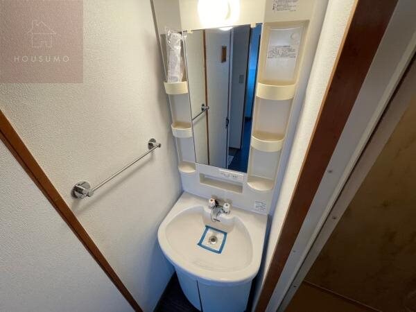 物件内観写真26　(独立洗面台、小物を置くことができて便利です)