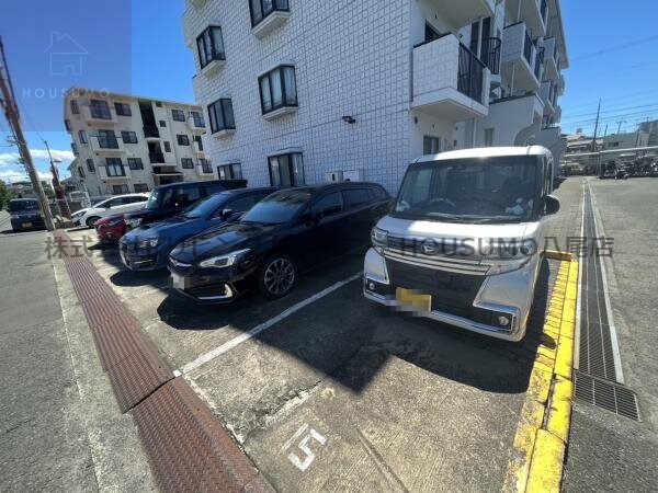 駐車場(車をお持ちの方に嬉しい駐車場付きの物件です)