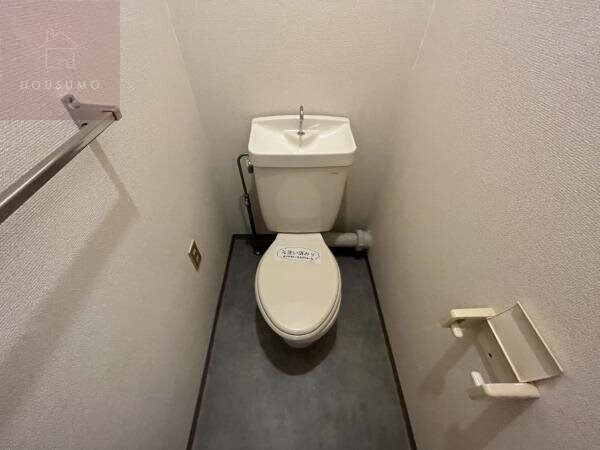 物件内観写真8　(ゆったりとした空間のトイレです)