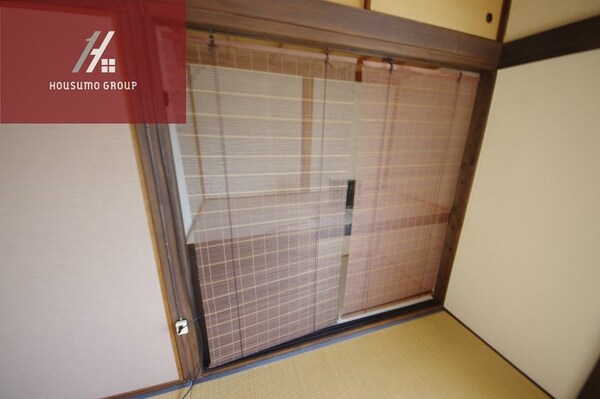 収納(落ち着いた色調の寝室です)