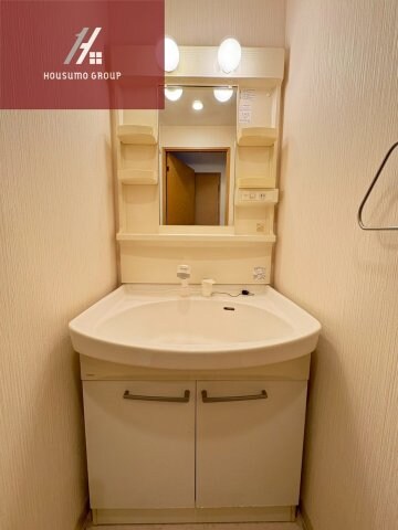 物件内観写真18　(朝の支度にも助かる、独立の洗髪洗面化粧台)
