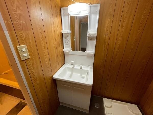 物件内観写真19　(朝の身支度には欠かせない独立洗面化粧台)