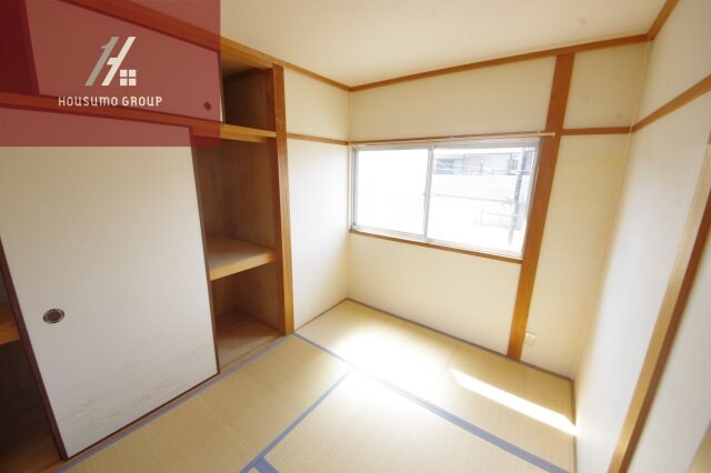 物件内観写真6　(広くて明るい寝室)