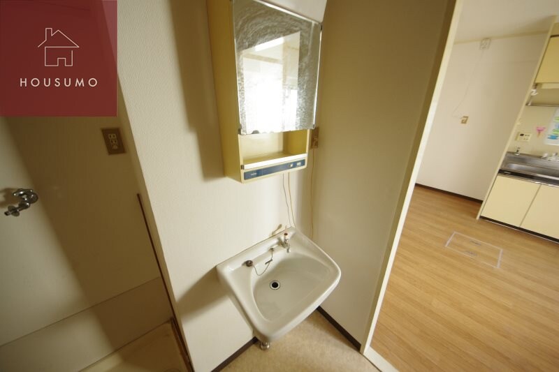物件内観写真19　(独立洗面台、小物を置くことができて便利です)