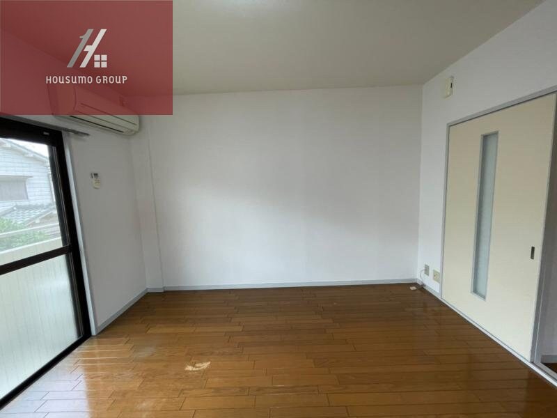 物件内観写真5　(こちらの居間で趣味の時間をお楽しみください)