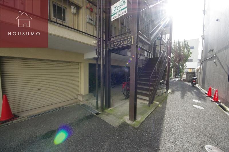 物件外観写真3　(ゆとりのあるエントランスです)