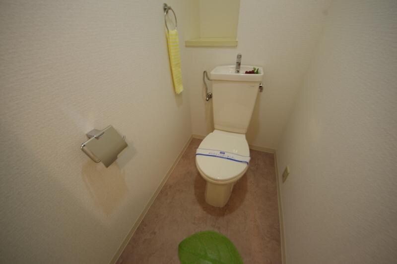 物件内観写真9　(ゆったりとした空間のトイレです)