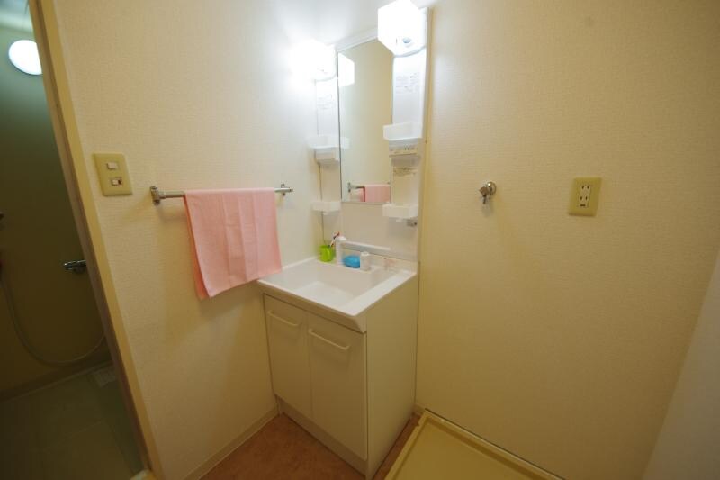 物件内観写真11　(独立洗面台で身支度をすべて済ませてしまいましょう)