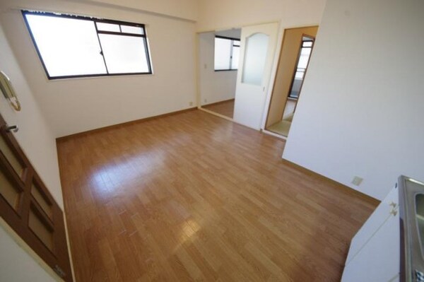 居室(ゆったりとした居間です)