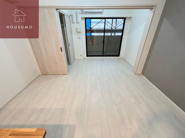 居室(リビングです
同施工会社・同型モデルの室内です。（参考写真・)
