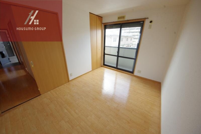 物件内観写真6　(こちらの居間で趣味の時間をお楽しみください)