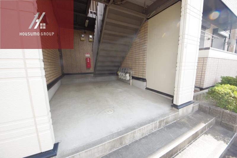 物件外観写真3　(清潔なロビーです)