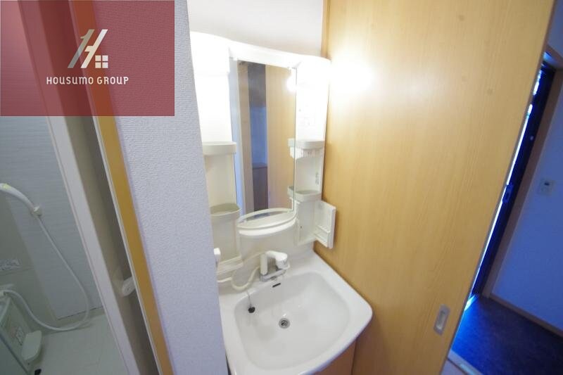 物件内観写真17　(独立洗面台、小物を置くことができて便利です)