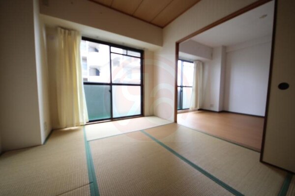 和室(和室ならではの温かな和の空間で寛ぎの時間を過ごせます)