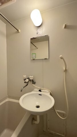 物件内観写真17　(明るい洗面所です)