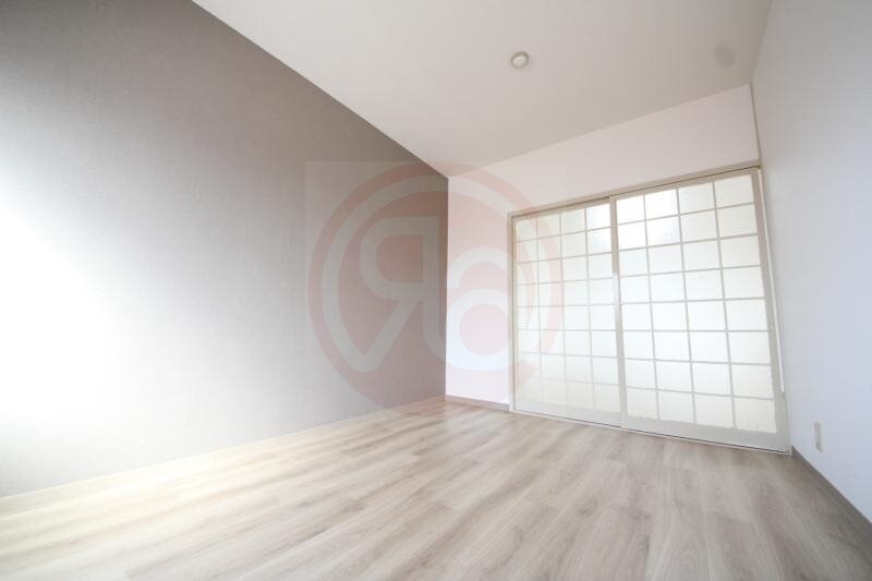 物件内観写真7　(落ち着いた色調の洋室です)