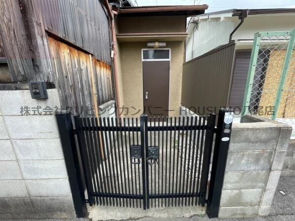 物件外観写真2　(ゆとりのあるエントランスです)