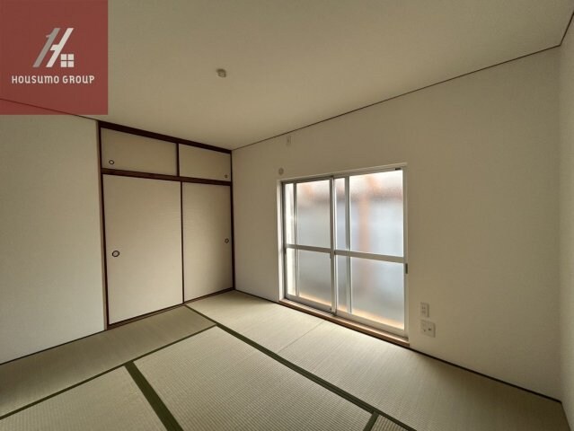 物件内観写真7　(広くて明るい寝室)