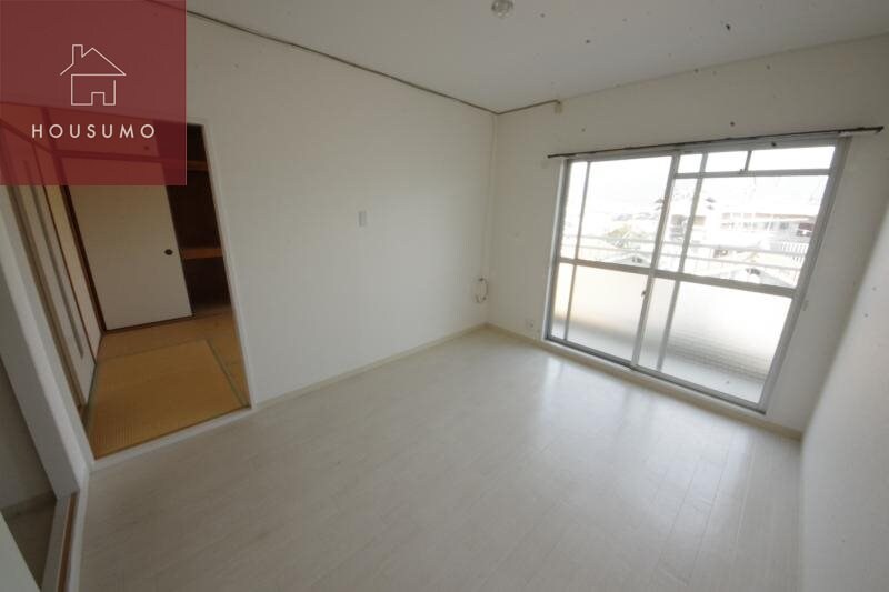 物件内観写真24　(開放的な寝室です)