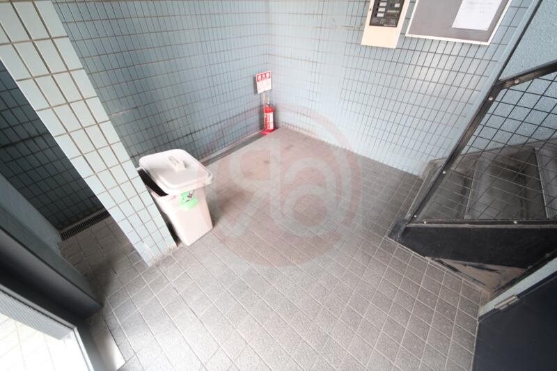 物件外観写真3　(清潔なロビーです)