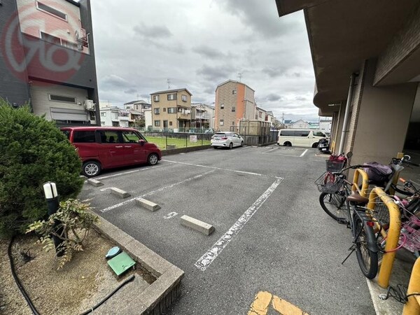 駐車場(車をお持ちの方に嬉しい駐車場付きの物件です)
