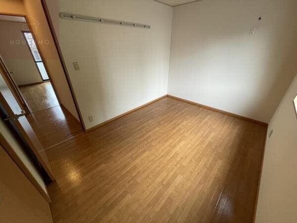 物件内観写真7　(広くて明るい寝室)