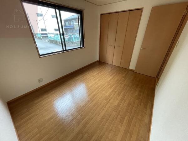 寝室(落ち着いた色調の寝室です)