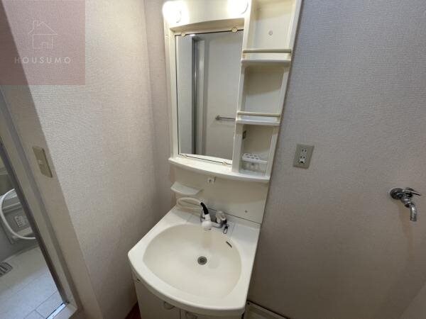 物件内観写真20　(独立洗面台、小物を置くことができて便利です)