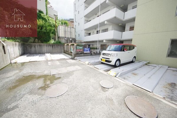 駐車場(車をお持ちの方に嬉しい駐車場付きの物件です)