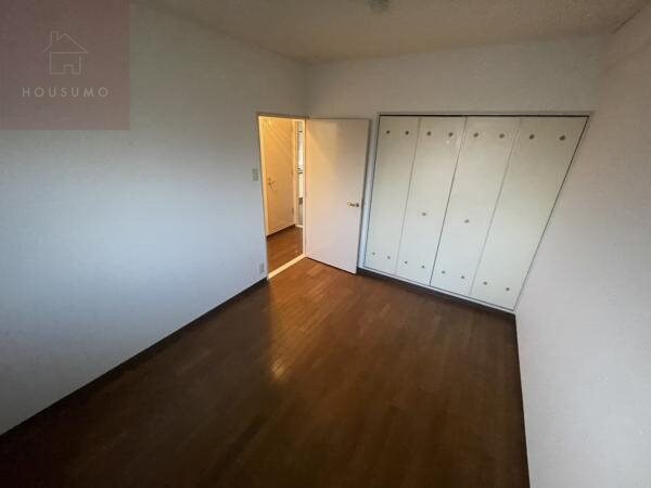 寝室(落ち着いた色調の寝室です)