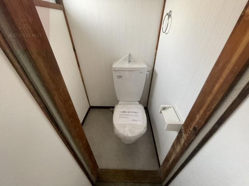 物件内観写真9　(落ち着いた色調のトイレです)