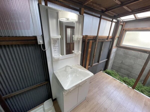独立洗面台(独立洗面台、朝の身支度には欠かせません)