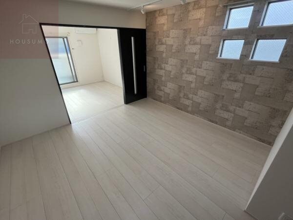 物件内観写真5　(こちらの居間で趣味の時間をお楽しみください)