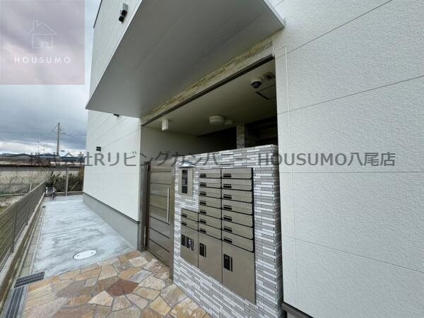 物件外観写真3　(ゆとりのあるエントランスです)